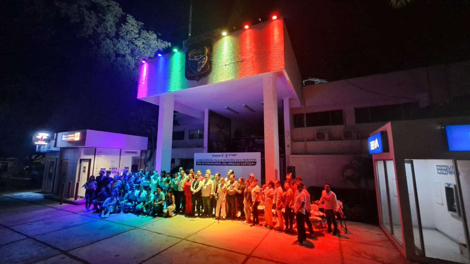 Palacio Municipal de Guasave iluminado con los colores de la comunidad LGBTIQ+.