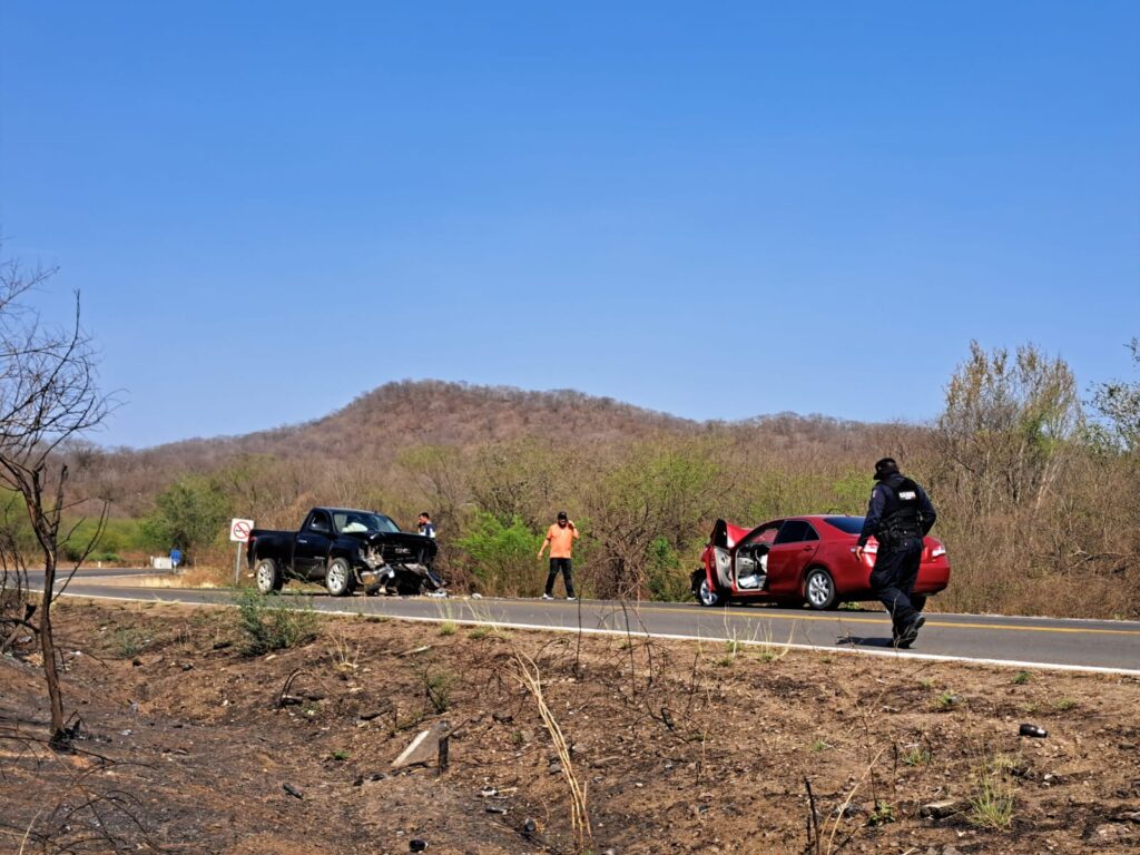 Aparatoso choque sobre carretera a Sanalona