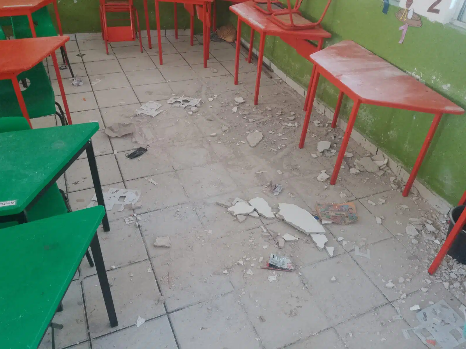 Cae pedazo de techumbre sobre alumnos en escuela de Escuinapa