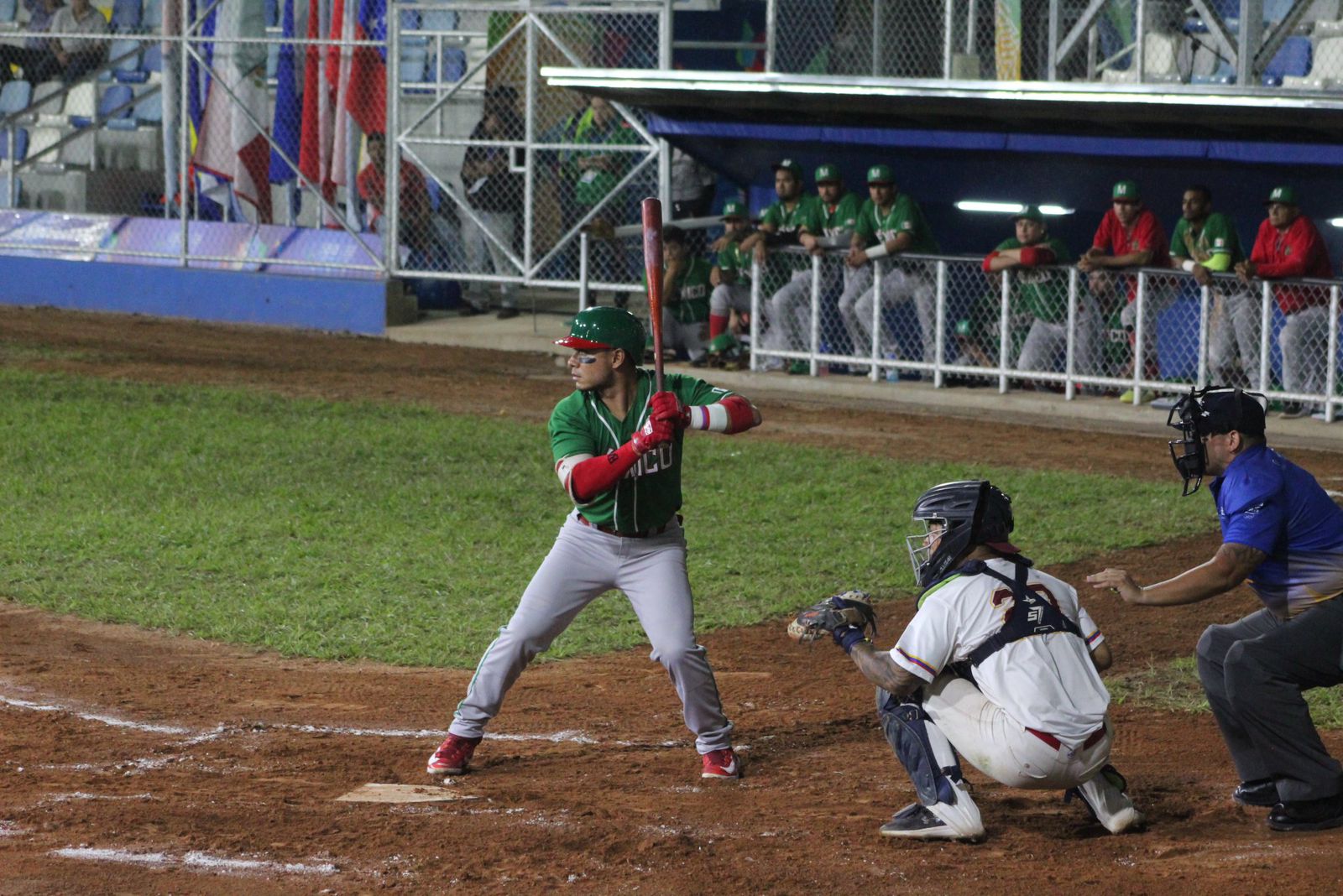 Miembro del equipo mexicano preparado para batear en los Juegos Centroamericanos