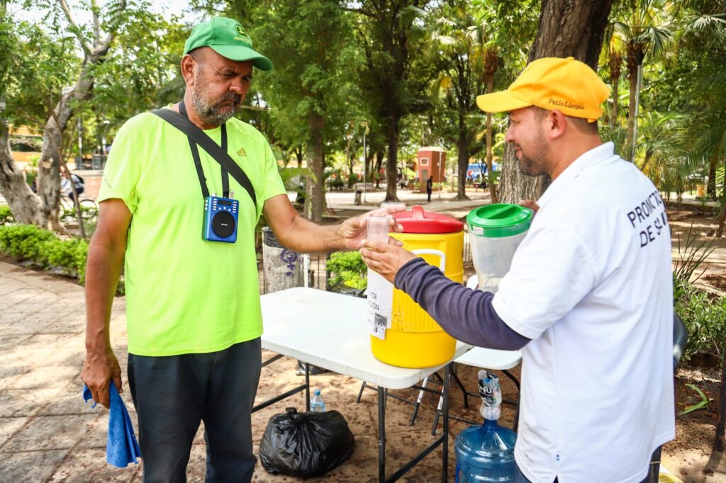 Cada vez son más personas quienes se acercan a los módulos de hidratación en Culiacán