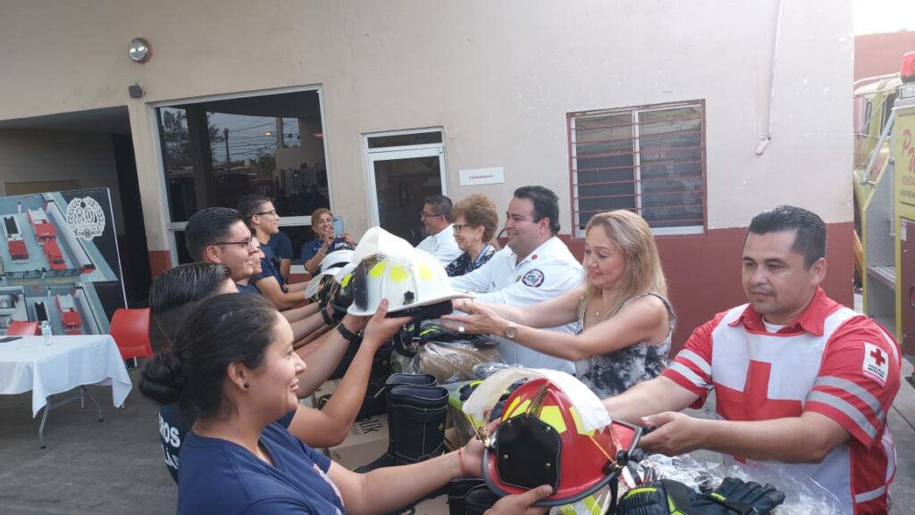 Bomberos Mazatlán reciben uniformes nuevos y hechos a su medida por primera vez en 81 años