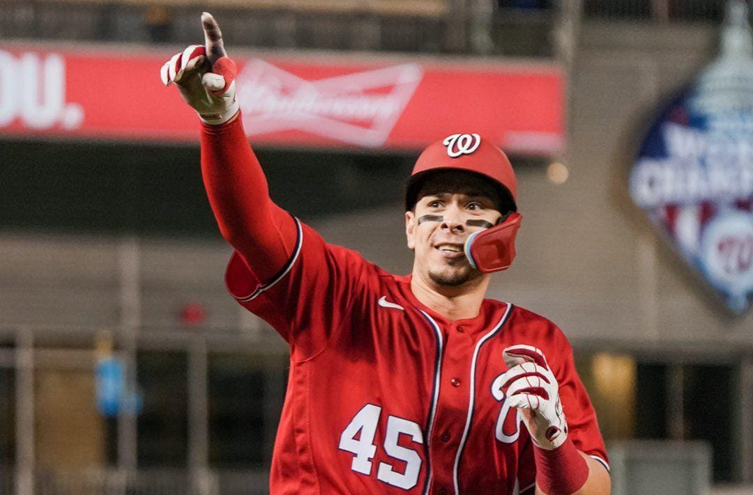 Joey Meneses portando su uniforme de los Nacionales de Washington