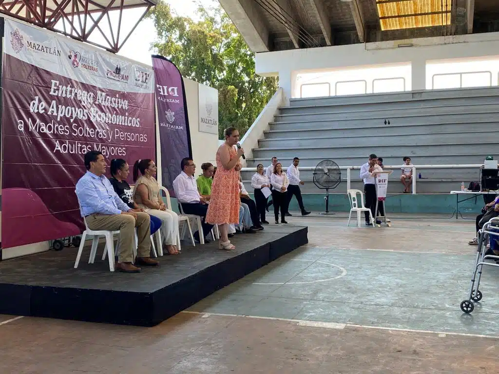 Autoridades de Mazatlán presentes en la entrega de apoyos económicos a mamás solteras y adultos mayores