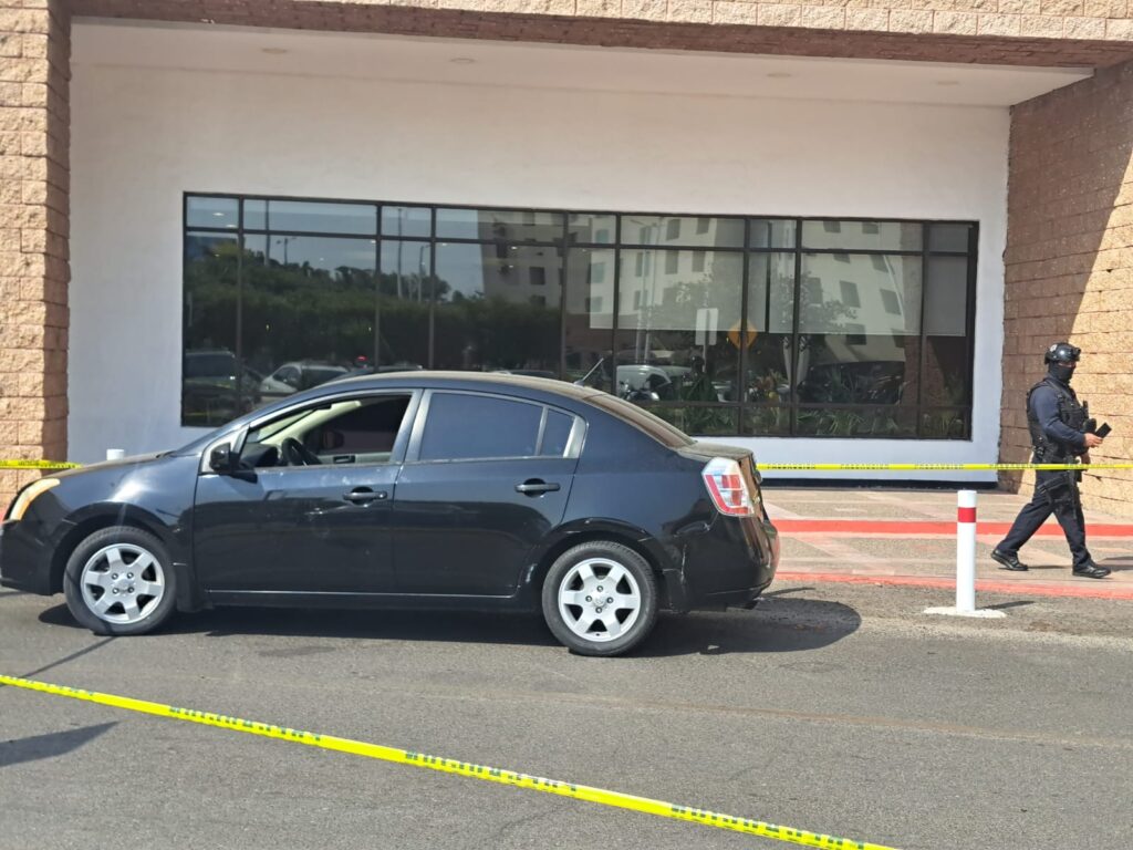 Vehículo en una zona acordonada luego de que se registrara un ataque con arma de fuego en conocida plaza de Culiacán