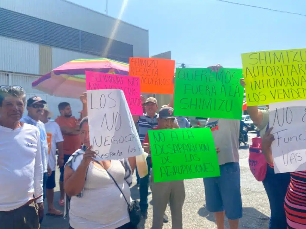 Vendedores de playa toman oficinas de Semarnat con banners y pancartas de colores