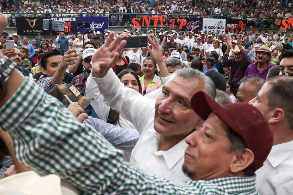 El exsecretario de Gobernación, Adán Augusto López Hernández, tomándose una selfie con un seguidor en el CUM Los Mochis