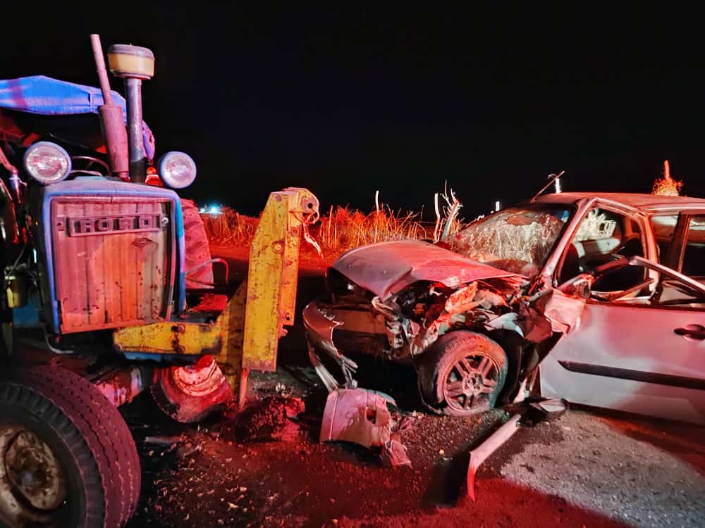 Choque de auto y tractor deja un prensado y lesionado en Salvador Alvarado