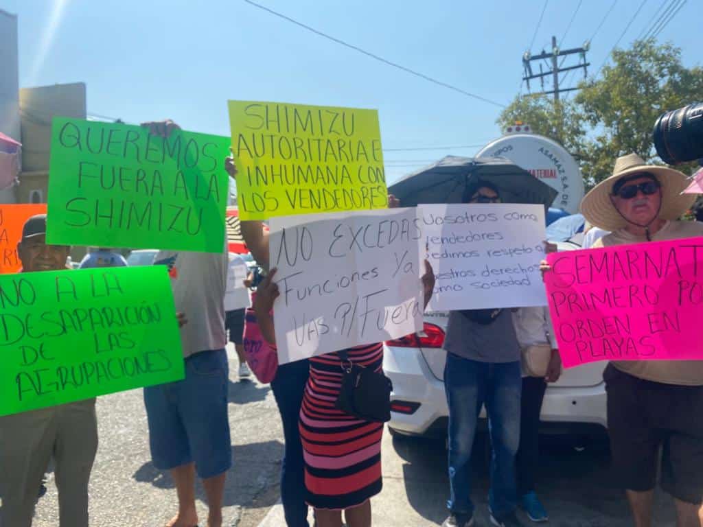 Vendedores de playa toman oficinas de Semarnat con banners y pancartas de colores