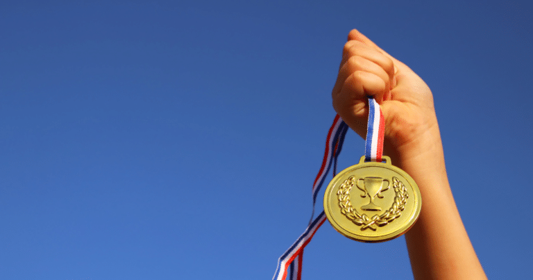 Mano sosteniendo una medalla