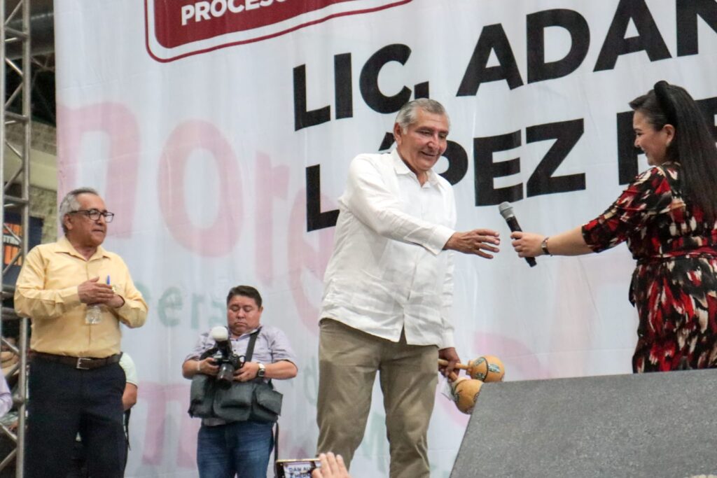 Adán Augusto López Hernández durante su mitin político en el CUM Los Mochis