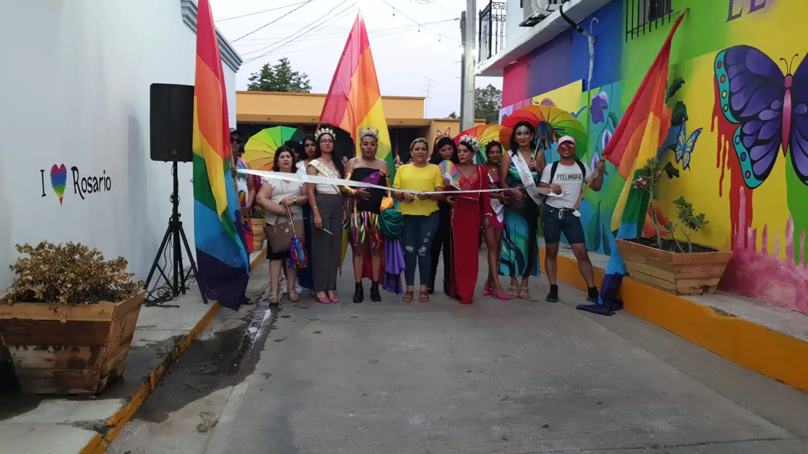 Autoridades y miembros de la comunidad LGBT inaugurando el mural en apoyo a la diversidad