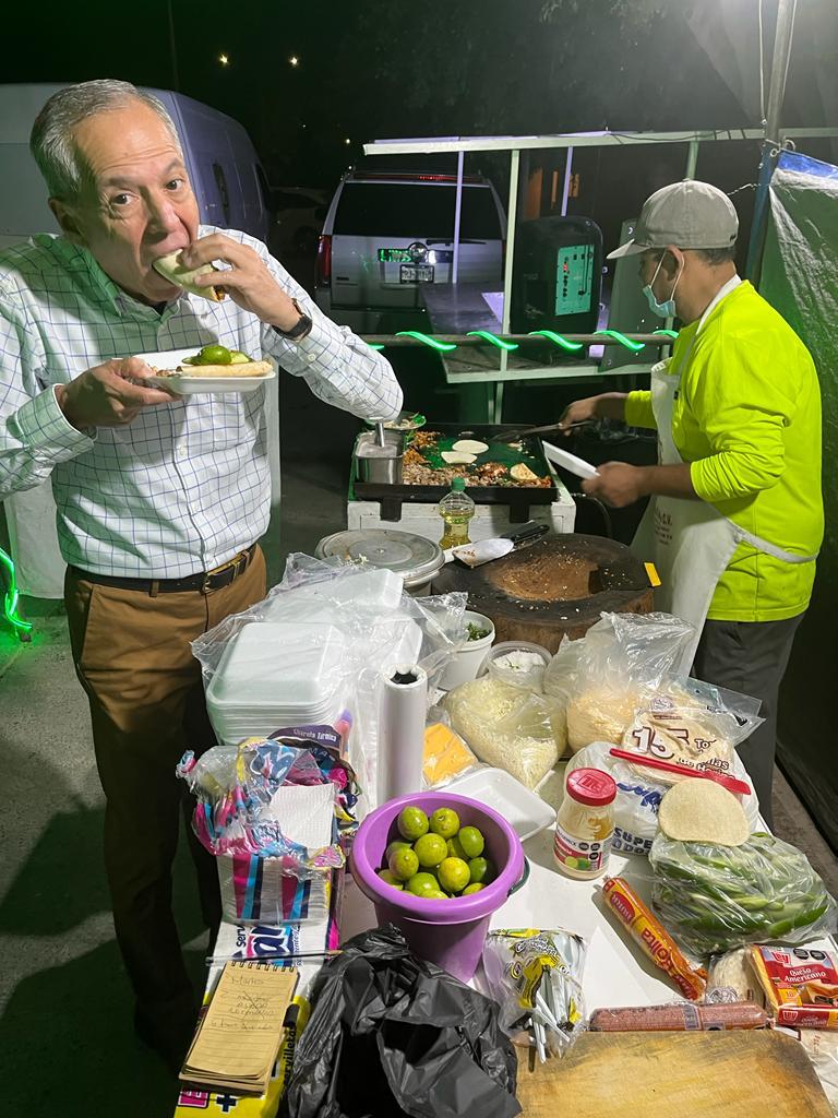 Alcalde Gerardo Vargas asiste a comer tacos a "Los Jariosos" en Los Mochis