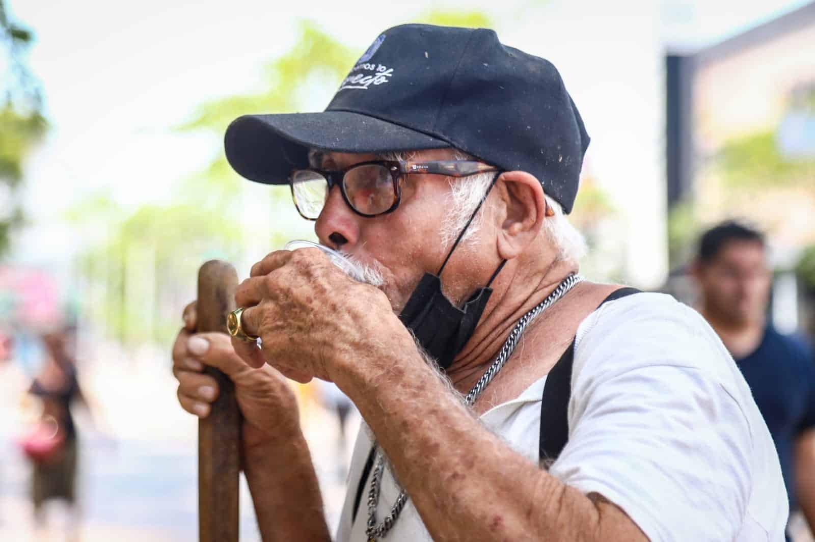Cada vez son más personas quienes se acercan a los módulos de hidratación en Culiacán