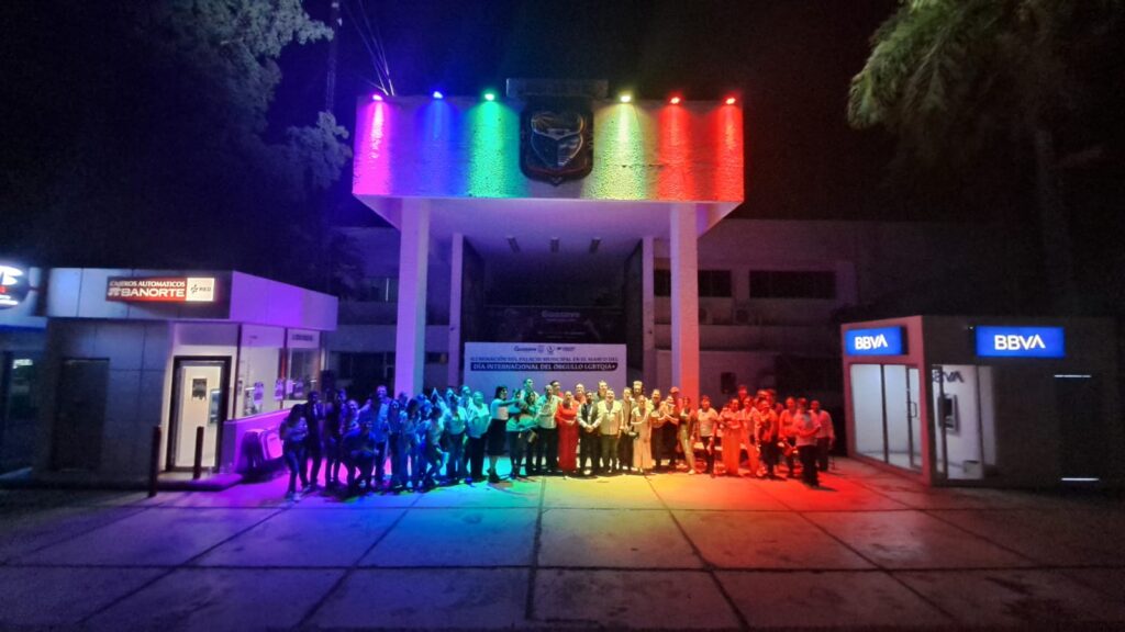 Palacio Municipal de Guasave iluminado con los colores de la comunidad LGBTIQ+.