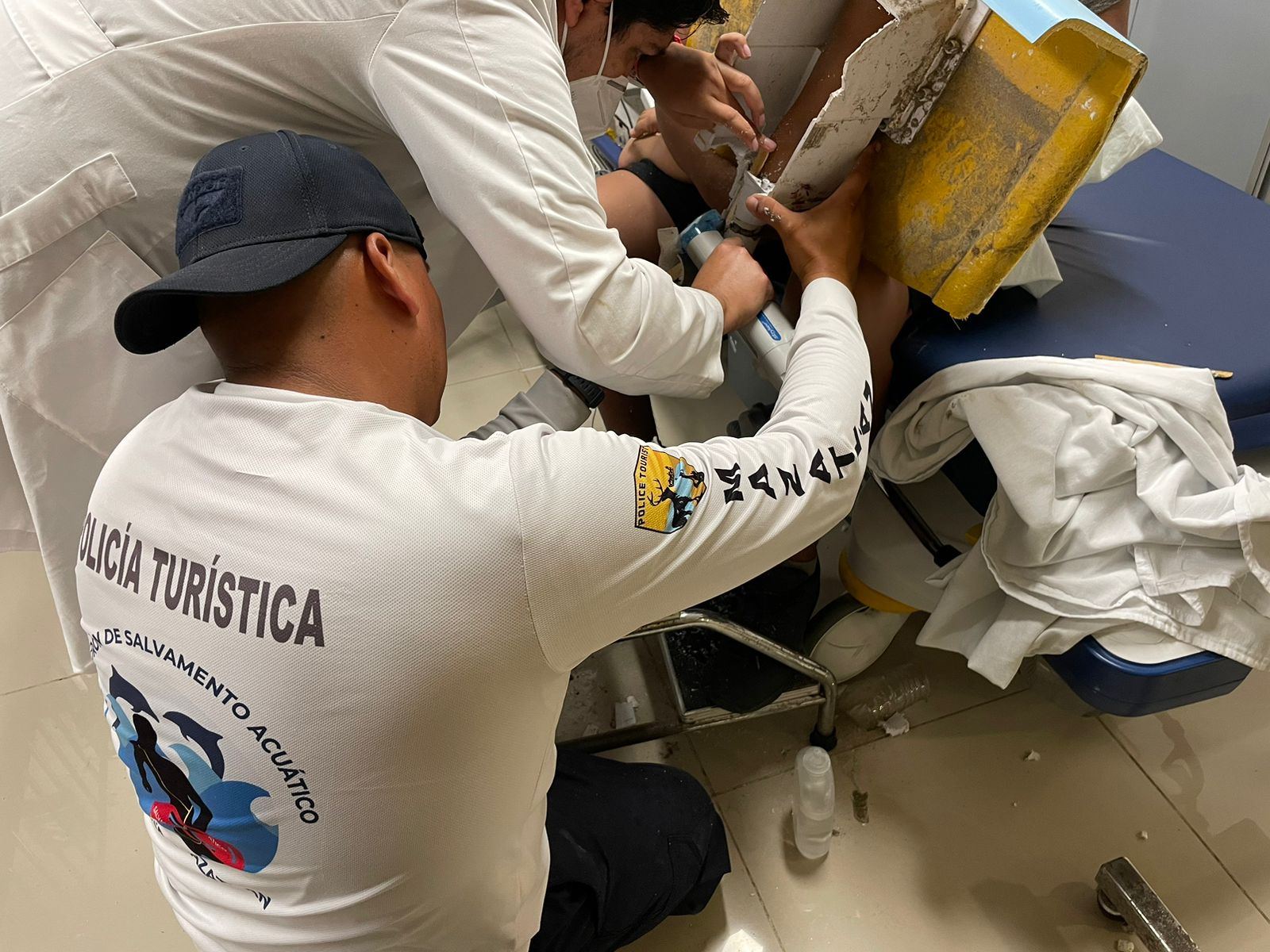 Niña termina en el hospital porque se le atoró un brazo en un tubo de PVC en Mazatlán