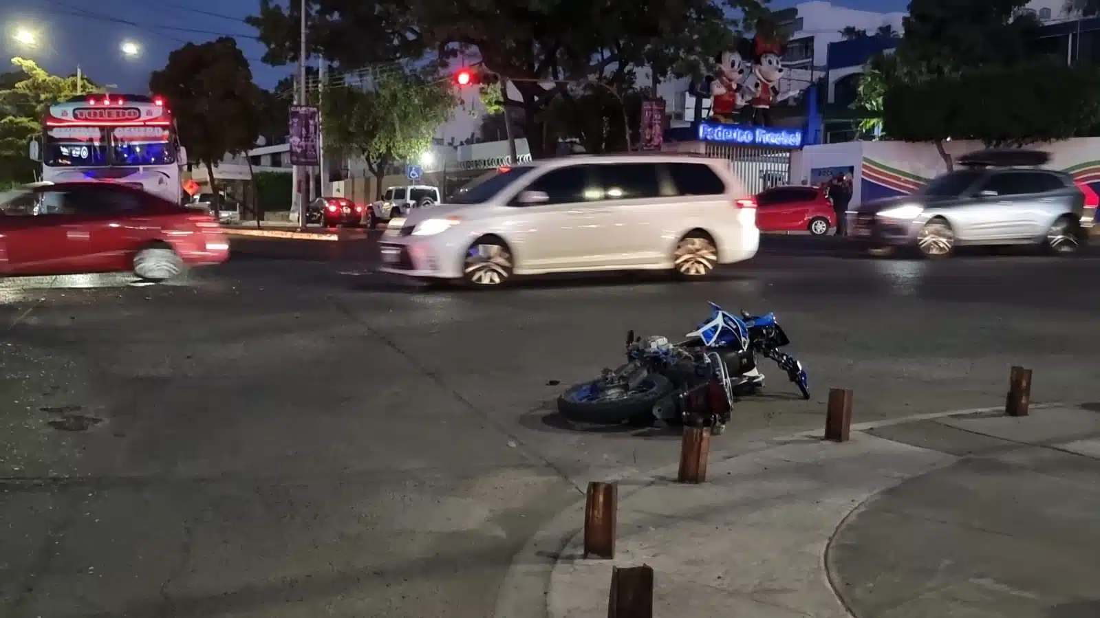 Motociclista resultó con lesiones tras choque con automóvil en la colonia Guadalupe, Culiacán