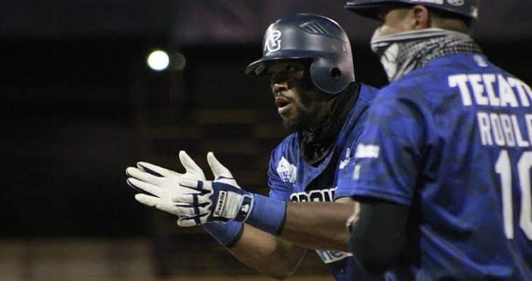 Yadir Drake celebrando durante un partido