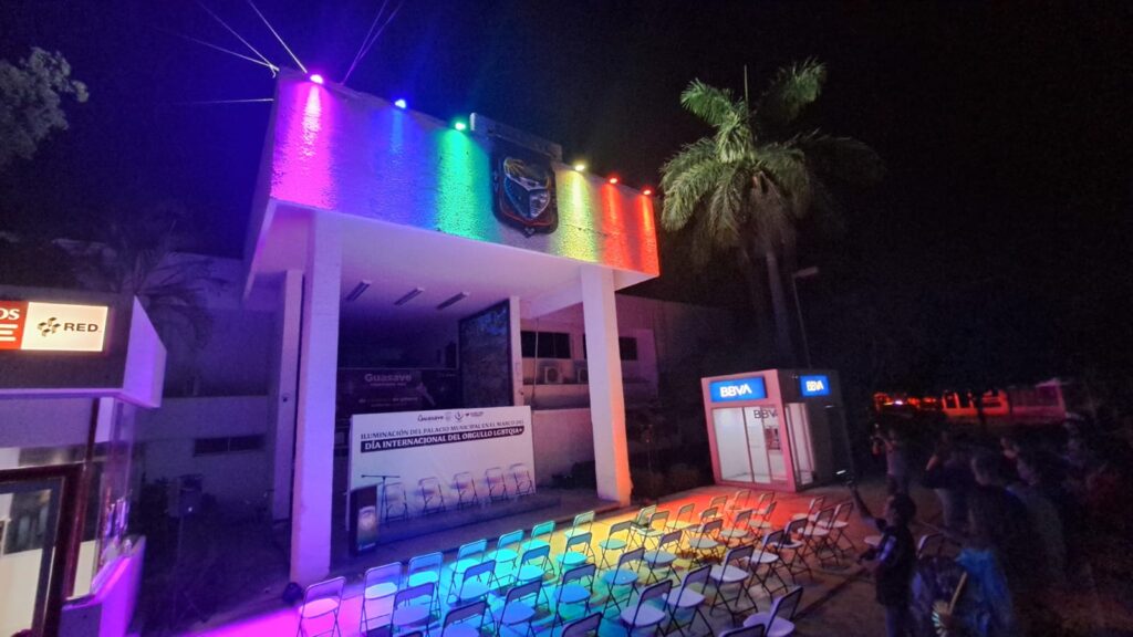 Palacio Municipal de Guasave iluminado con los colores de la comunidad LGBTIQ+.