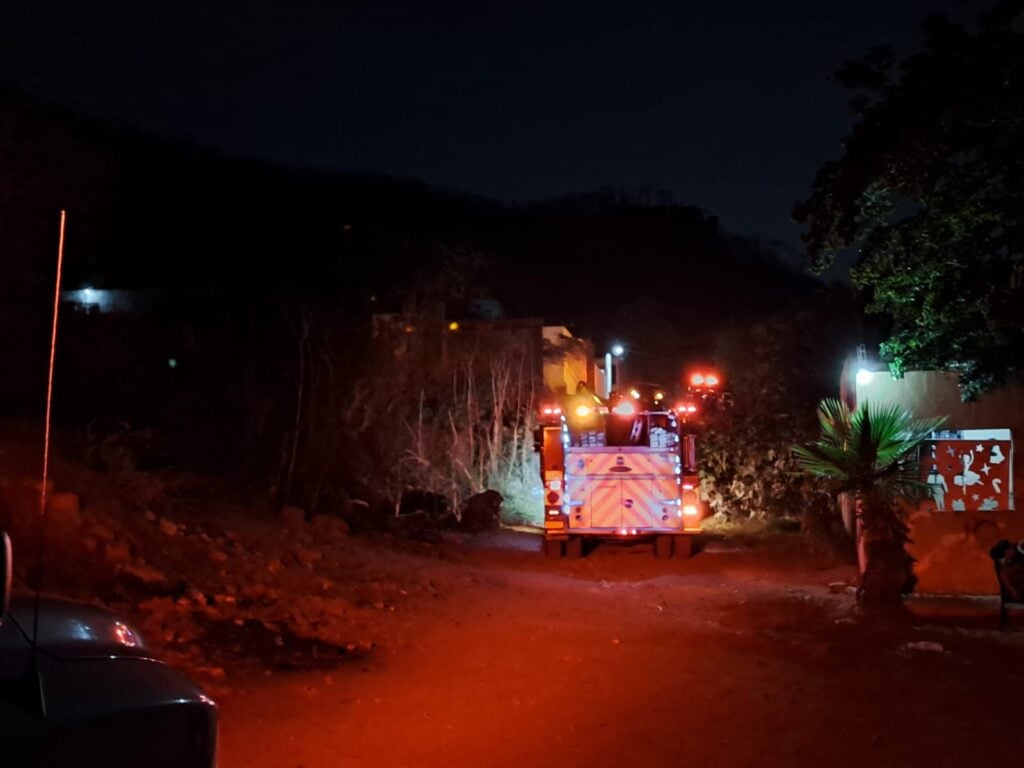 Camión de bomberos en las veredas y la oscuridad de la noche