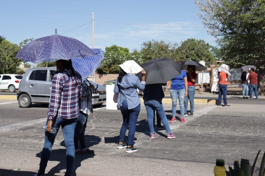 Por miedo a que les caiga el techo encima, padres de la primaria "Héroes de Chapultepec" bloquean la carretera "Los Mochis-El Fuerte"