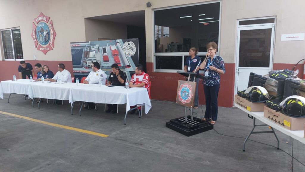 Bomberos Mazatlán reciben uniformes nuevos y hechos a su medida por primera vez en 81 años