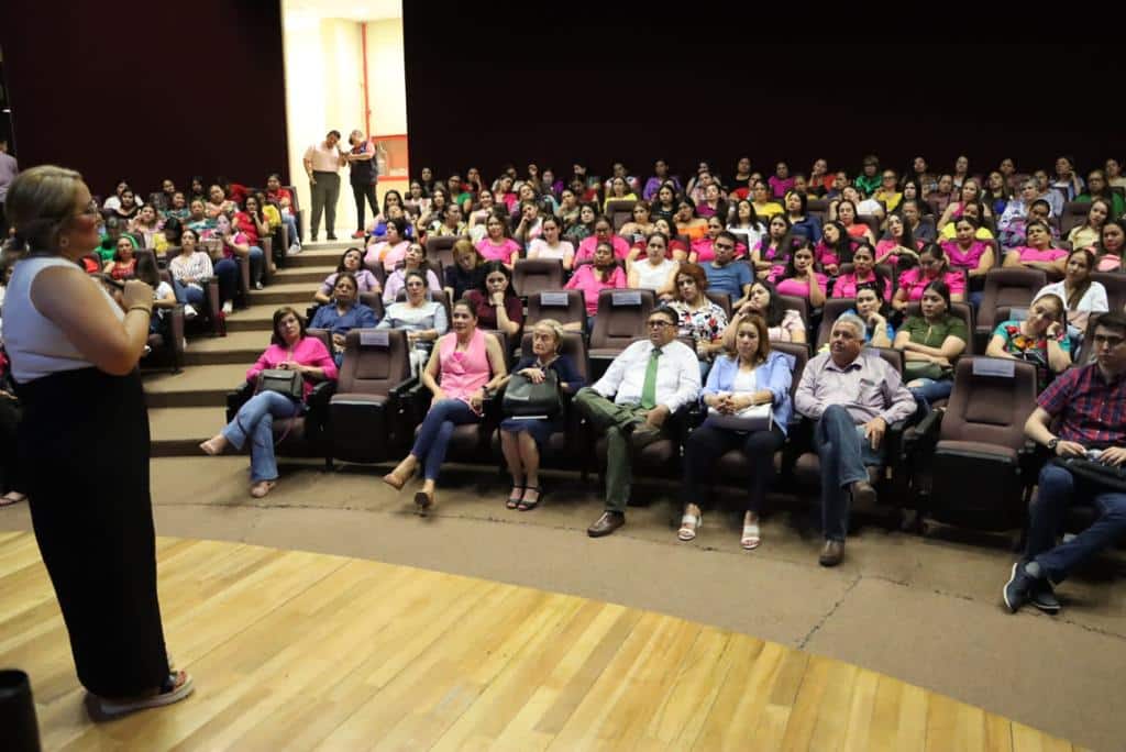 Capacitan a padres y docentes con la conferencia “Atrápame si puedes”