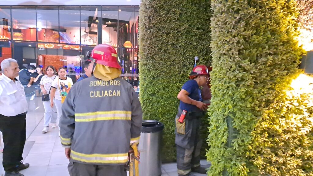 Personal de Bomberos inspeccionando el elevador en donde quedaron atrapadas dos adolescentes.