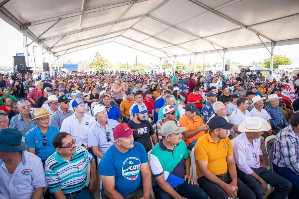 Asistentes en la entrega de motores marinos en Angostura