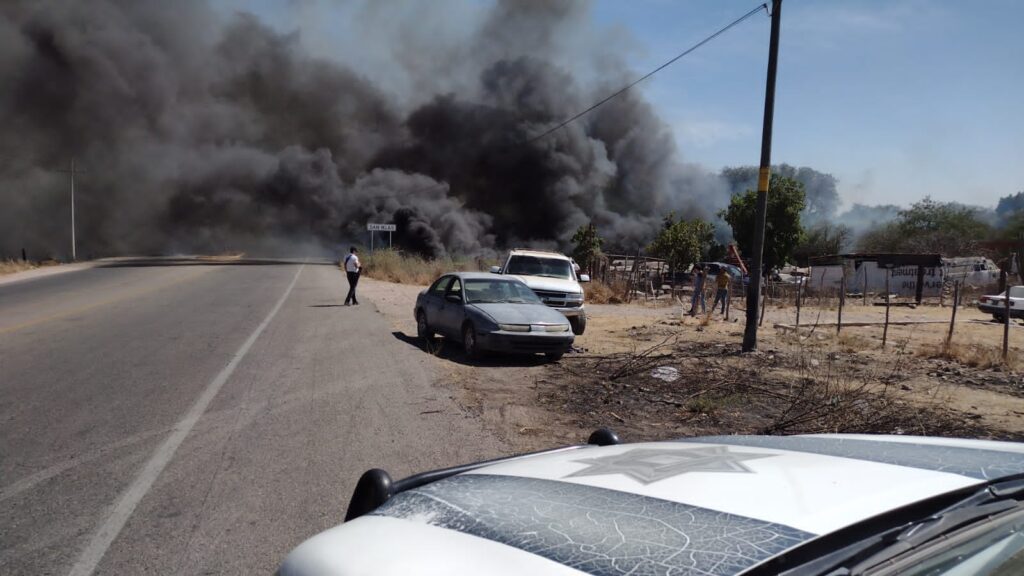 Se incendian al menos 40 vehículos en pensión vehicular de San Blas, El Fuerte