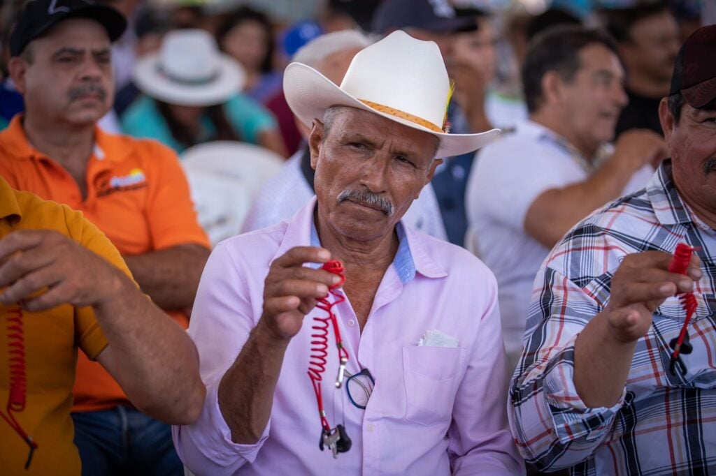 Asistente en la entrega de motores marinos en Angostura