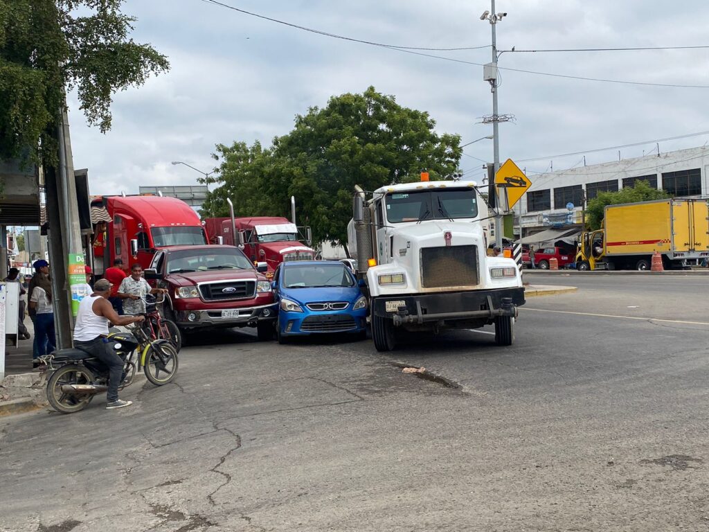 Vehículo queda entre camión de carga y camioneta en Mazatlán
