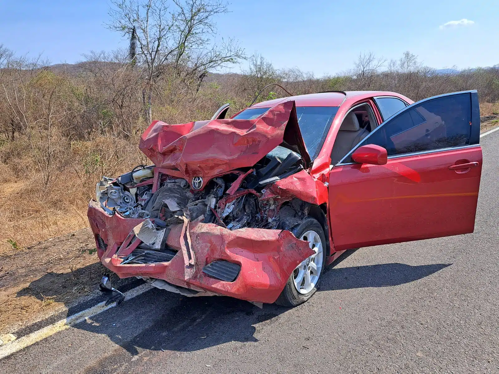 Vehículo destruido de la parte delantera tras choque