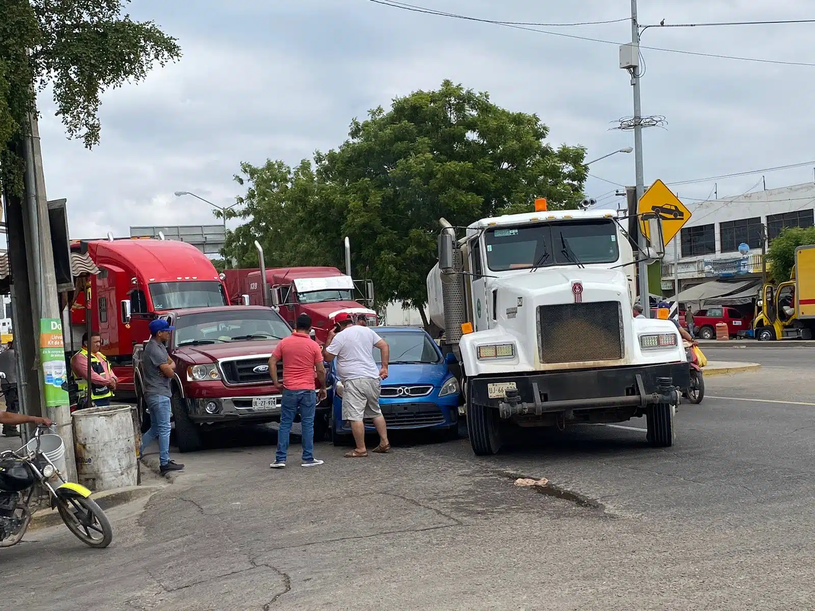 Vehículo queda entre camión de carga y camioneta en Mazatlán