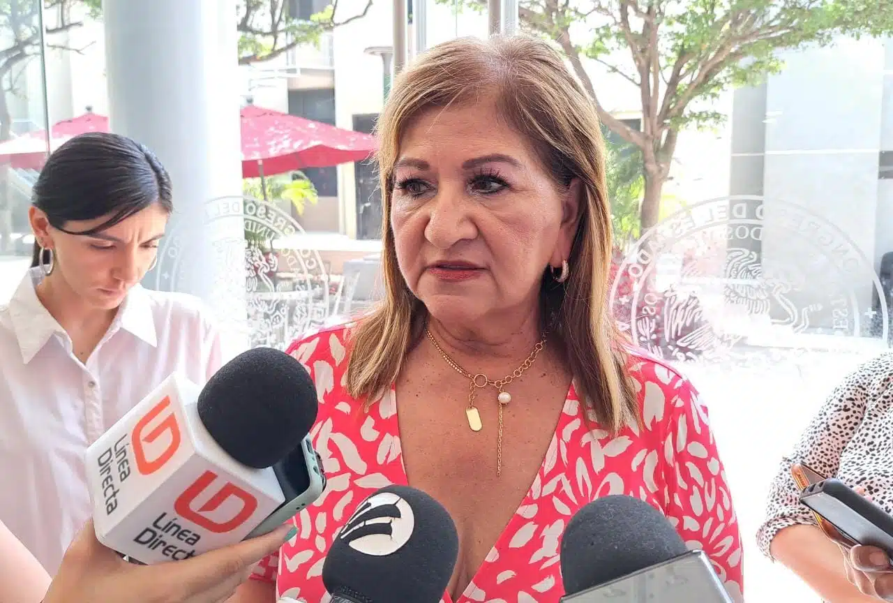María Teresa Guerra Ochoa siento entrevistada por Línea Directa