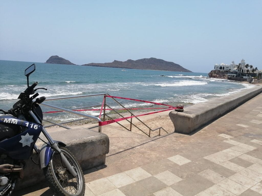 Acceso a la playa restringido por cinta de color rojo