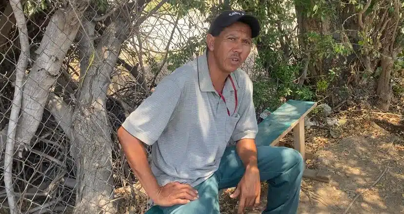 Catalino Vázquez, sentado en la sombra de un árbol