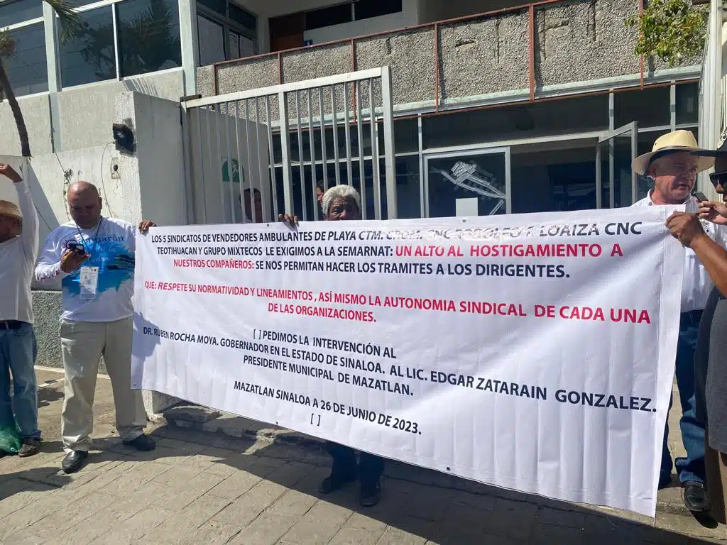 Vendedores de playa toman oficinas de Semarnat con banners y pancartas de colores