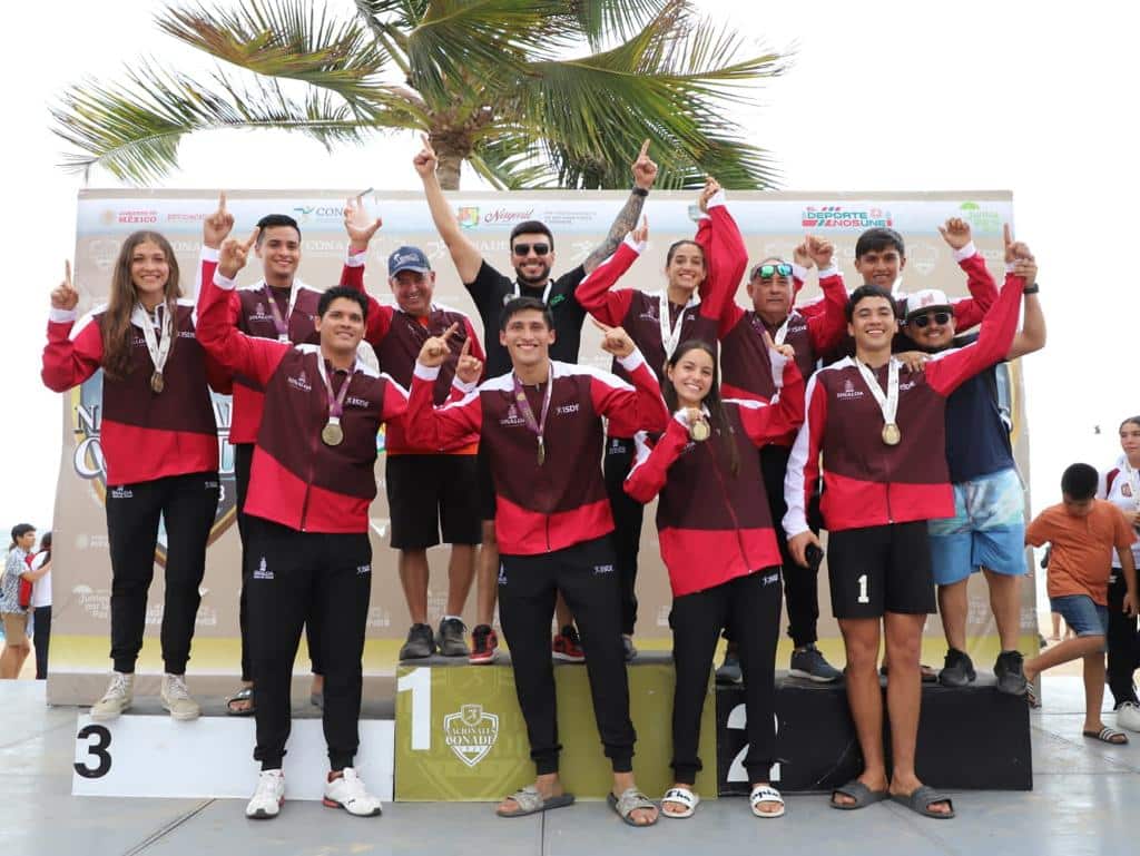 Representación sinaloense posa con sus tres medallas de oro tras ganar en los Juegos Nacionales Conade en vóley de playa