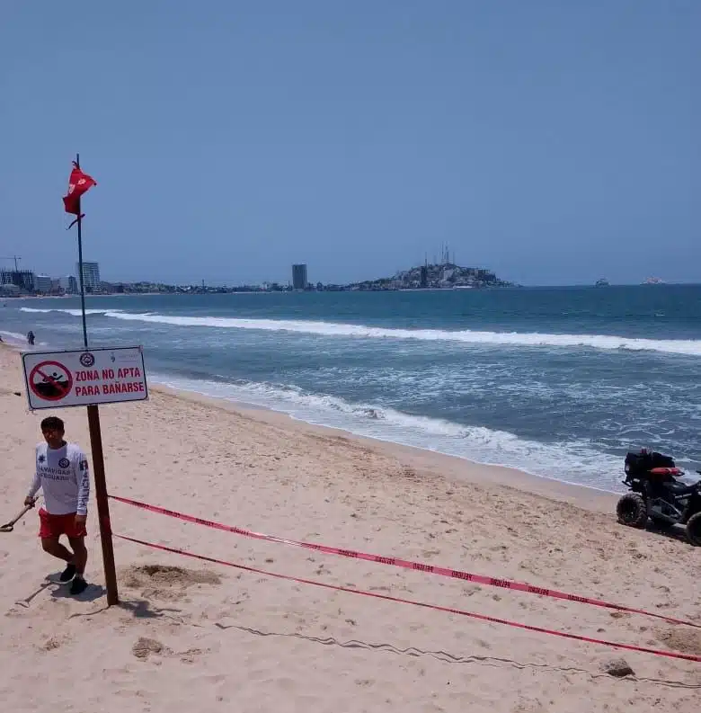Acceso a la playa restringido por cinta de color rojo