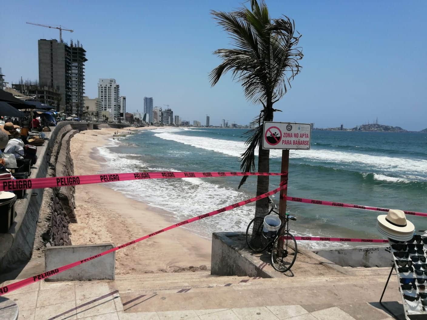 Acceso a la playa restringido por cinta de color rojo