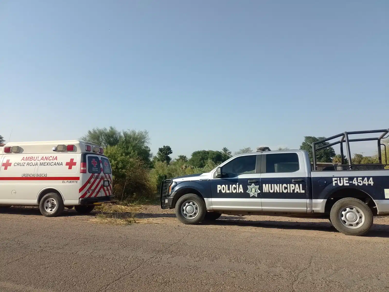Ambulancia y Policía Municipal sobre una carretera