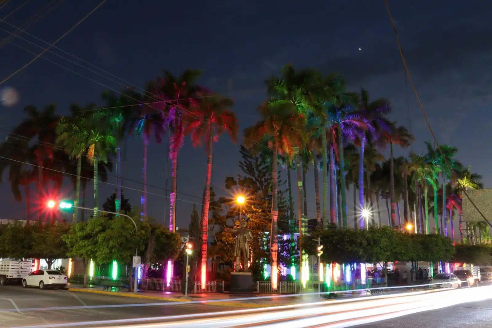 Palacio Municipal de Ahome iluminado por los colores del arcoíris en representación de la comunidad LGBTQ+