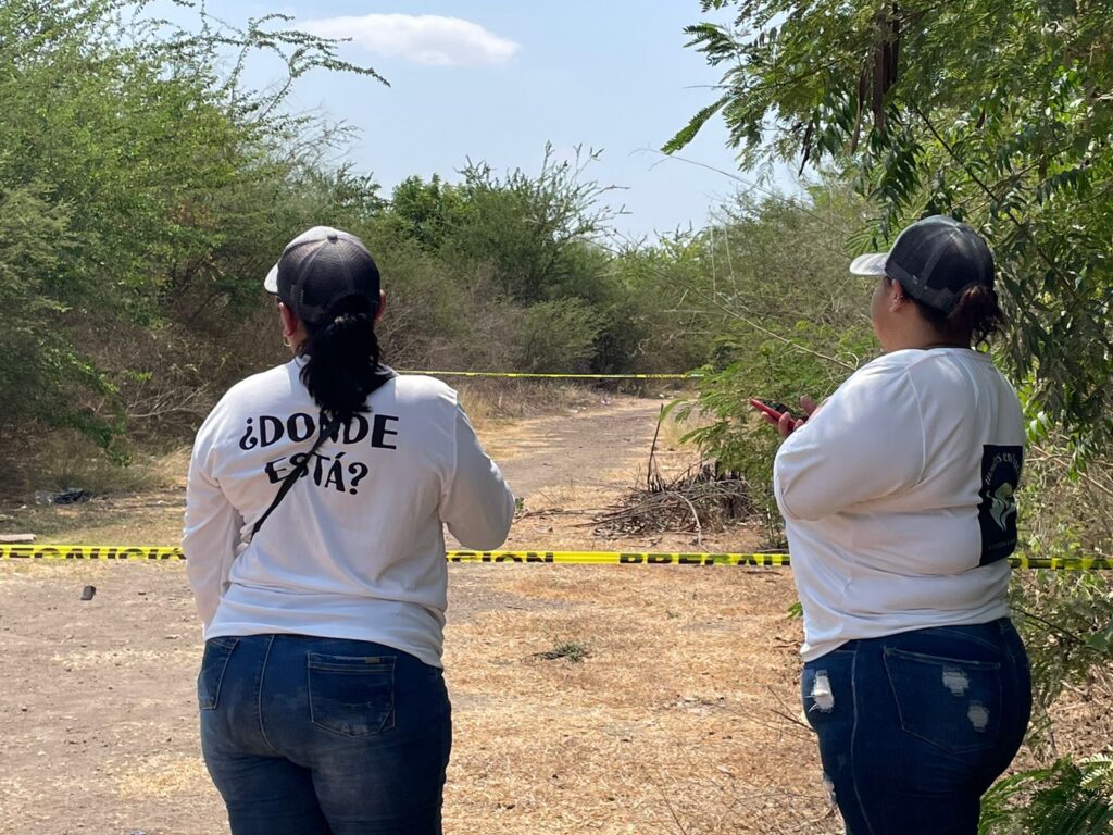 Autoridades en el lugar donde madres buscadoras encontraron cadáver con huellas de violencia