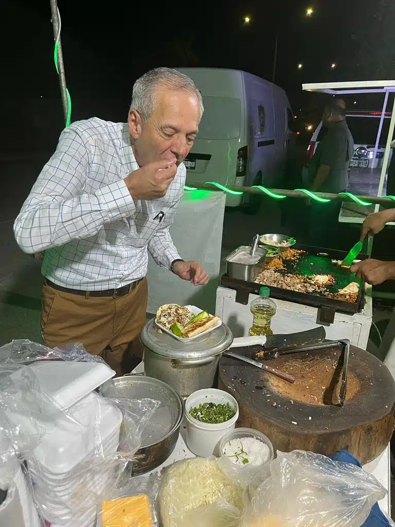 Alcalde Gerardo Vargas asiste a comer tacos a "Los Jariosos" en Los Mochis