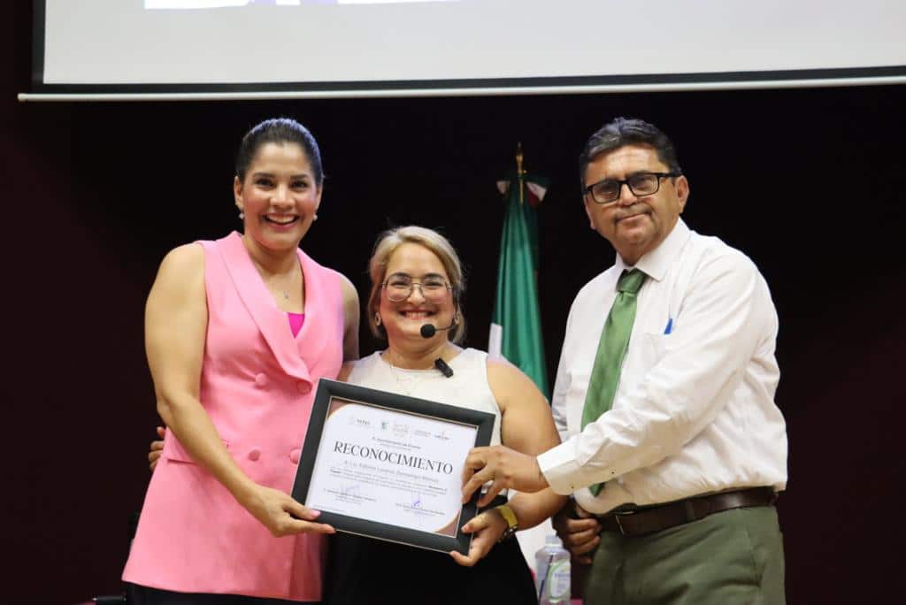 Capacitan a padres y docentes con la conferencia “Atrápame si puedes”