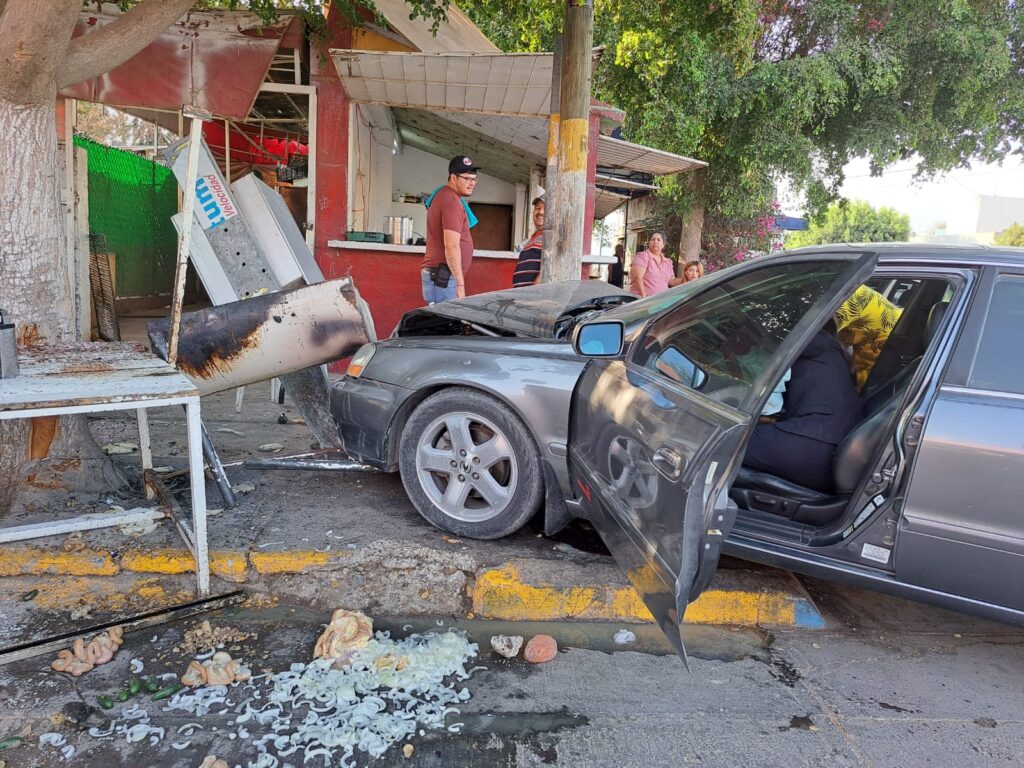 Choque provoca que vehículo impacte una taquería en Guasave