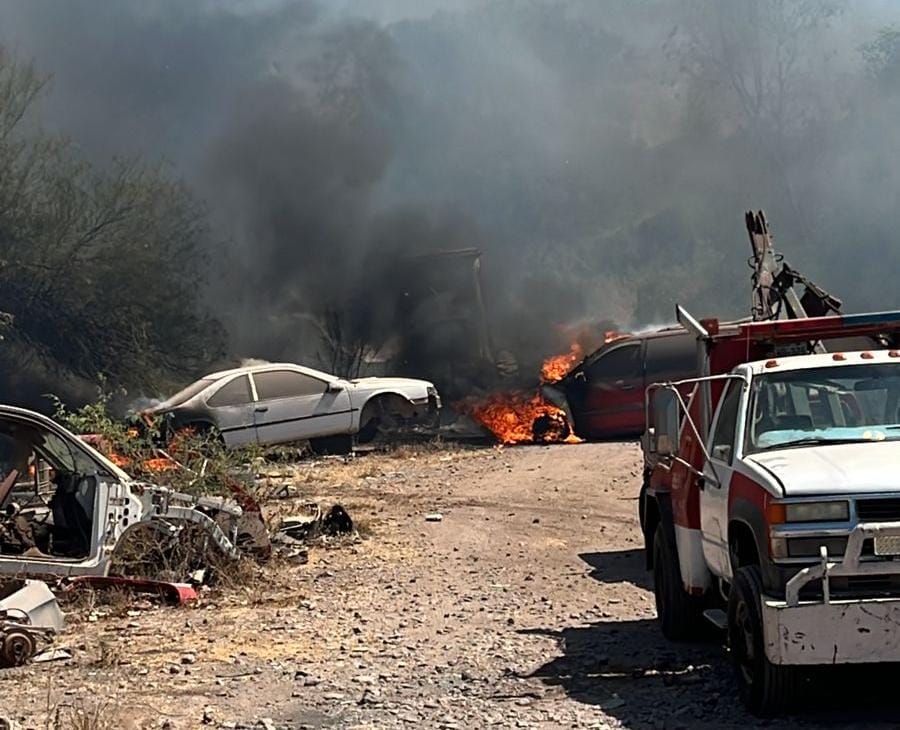 Se incendian al menos 40 vehículos en pensión vehicular de San Blas, El Fuerte