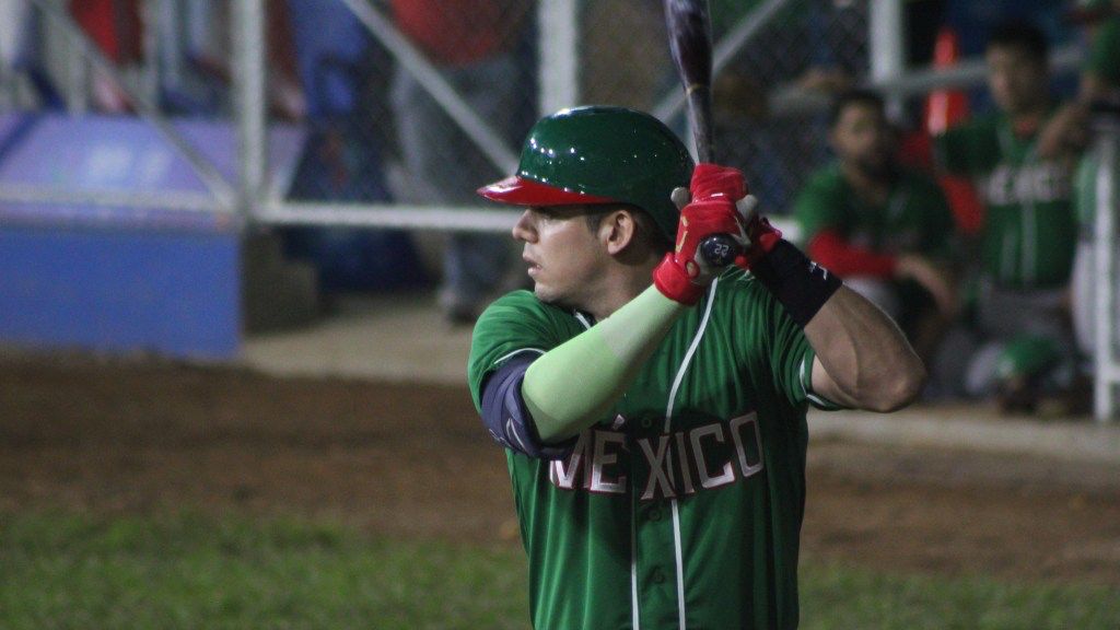 Víctor Mendoza preparado para batear en los Juegos Centroamericanos