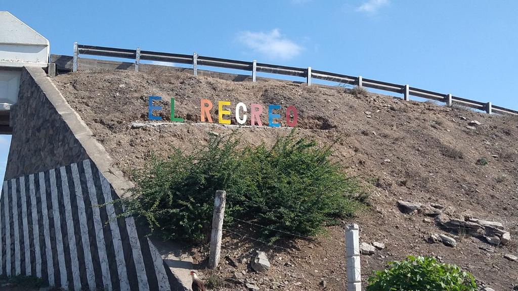 Letrero de la comunidad El Recreo sobre una carretera